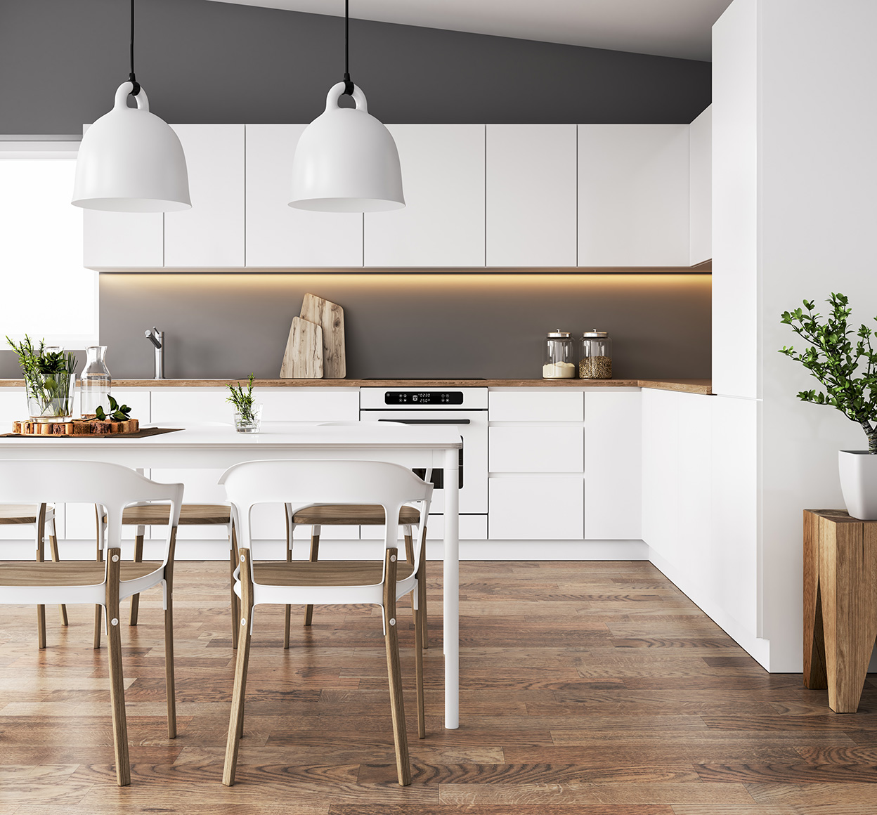 Una cucina di un ufficio con pavimento in legno, un tavolo e sedie