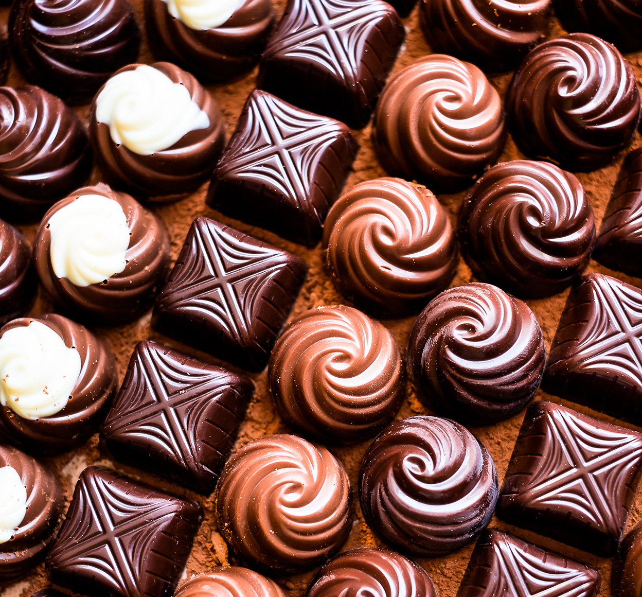 assortiment de chocolats noirs, au lait et blancs