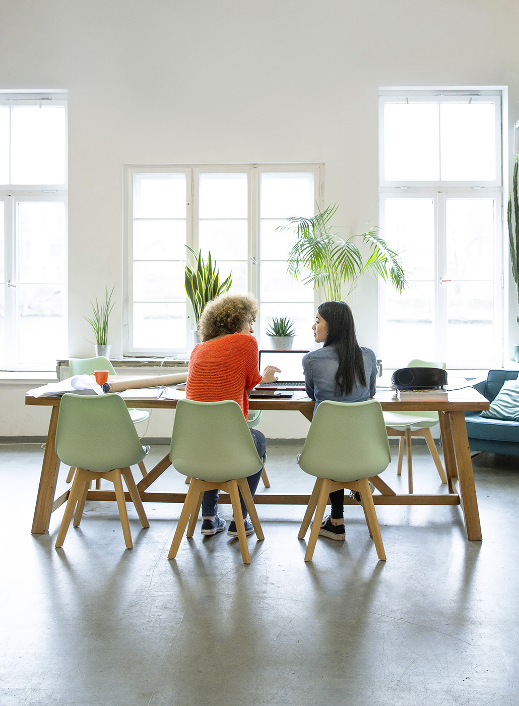 Foto de duas profissionais trabalhando juntas em uma mesa